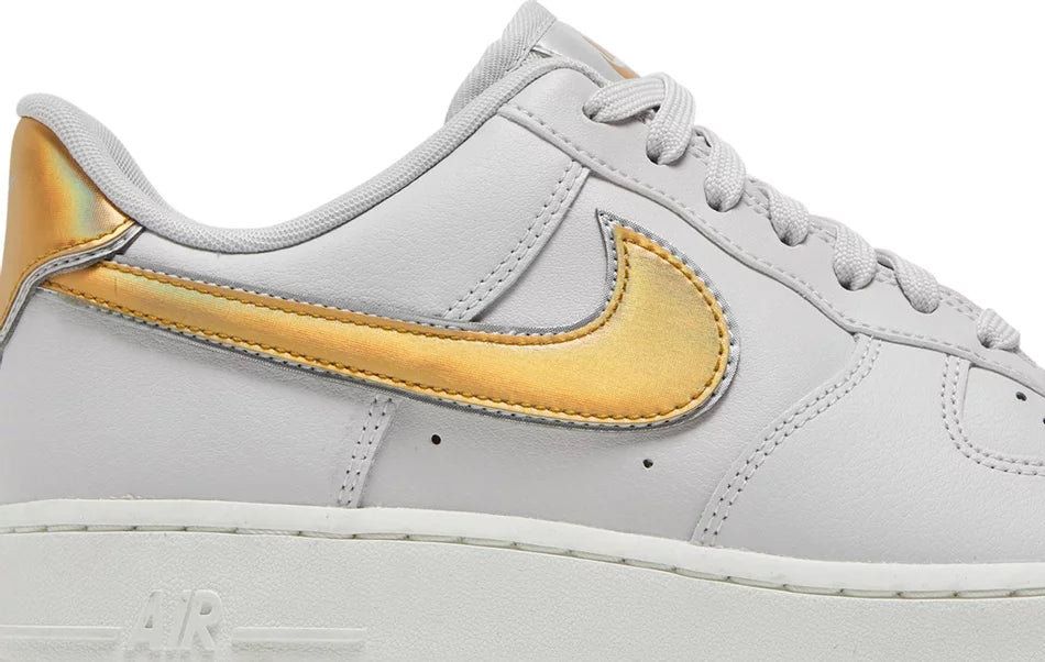 Nike Air Force 1 Low Metallic Platinum Metallic Gold W SNEAKRS